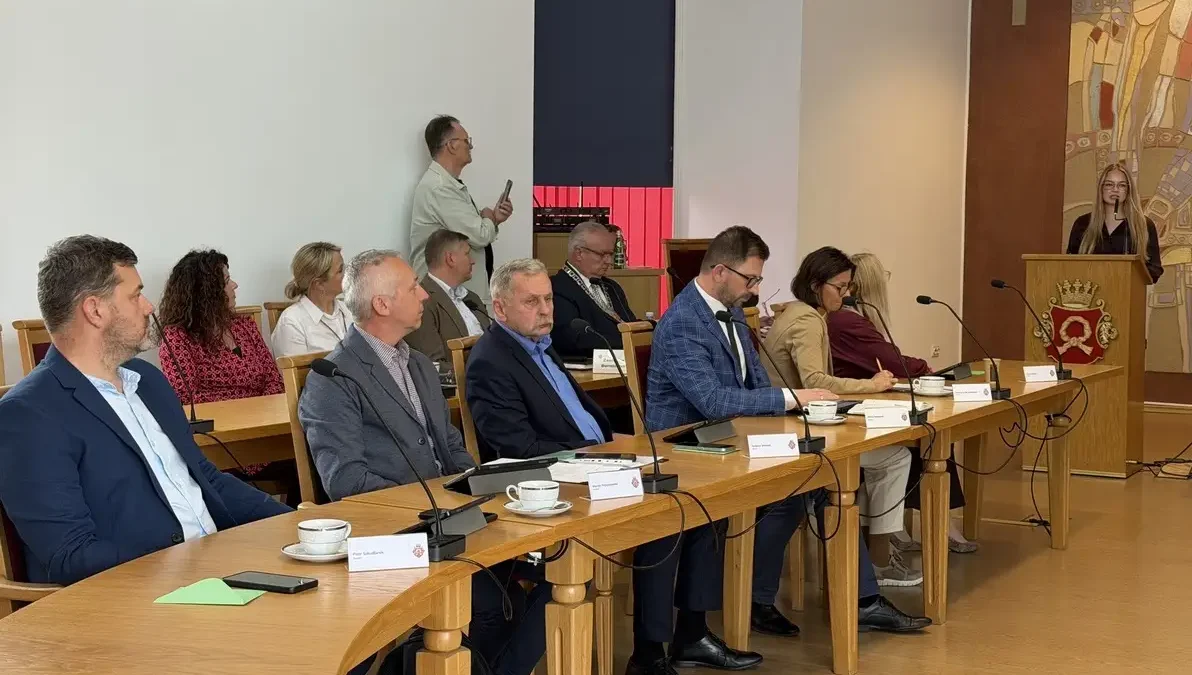 Czarnków: wrześniowa sesja Rady Miasta – młodzież, sport, odpady i nowa droga