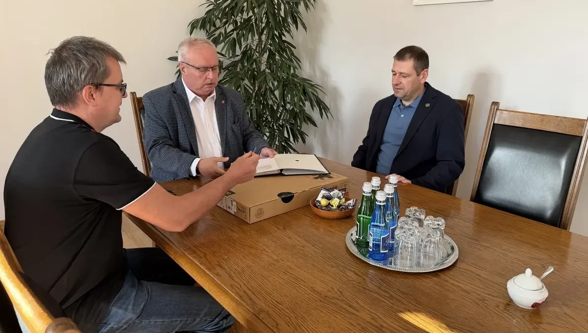 Czarnków przekazuje komputerowy sprzęt lokalnym organizacjom