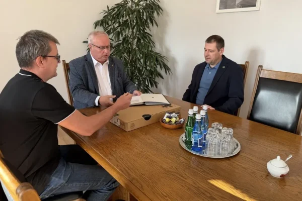 Czarnków przekazuje komputerowy sprzęt lokalnym organizacjom