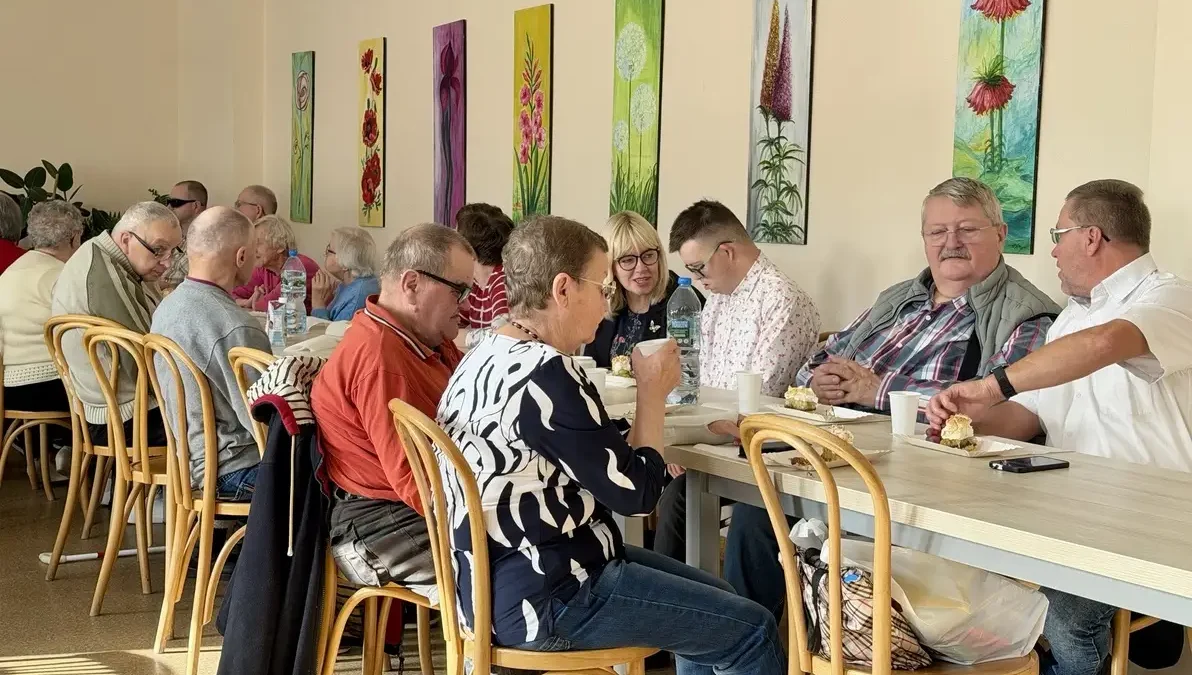 Czarnków: Dzień Białej Laski łączy pokolenia i wspiera osoby niewidome