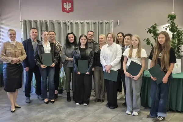 Gmina Krzyż Wielkopolski nagrodziła stypendystów. Listy gratulacyjne wręczono szóstce uczniów